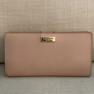 Light pink Kate Spade wallet. Perfect condition